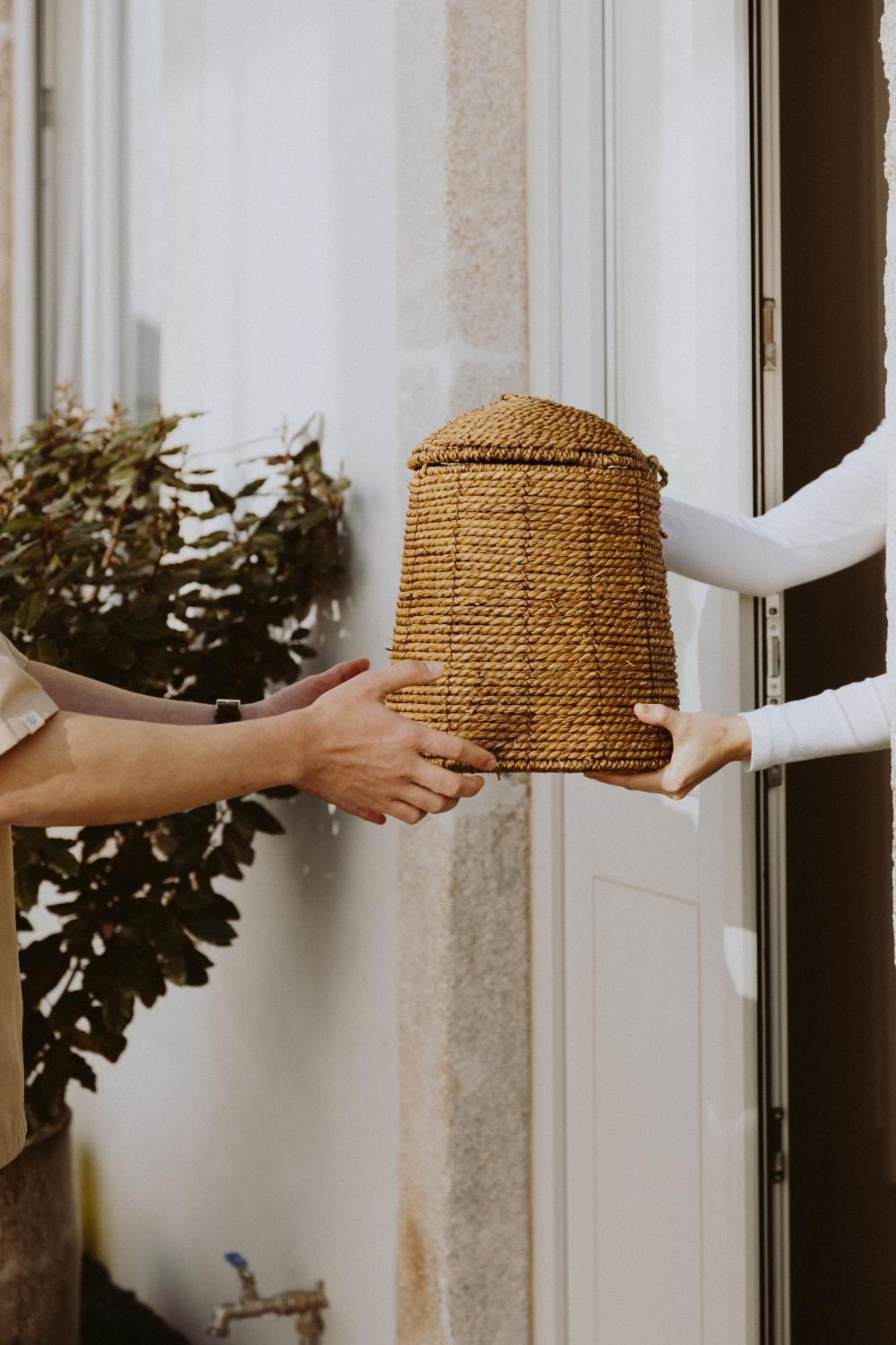 Village Aparthotel By Boa OOporto Esterno foto A beekeeper delivers a package of honey to a customer